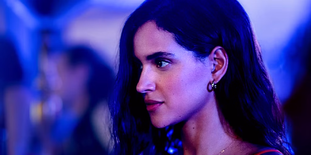 Adria Arjona в образе Чудо-Женщины от фан-арта: броня, лассо и звёзды на юбке